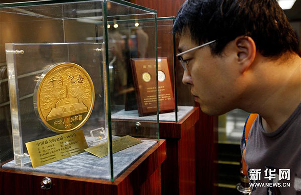 近日，由中國人民銀行貨幣金銀局主辦、中國印鈔造幣總公司承辦的“國幣之尊藝術(shù)之美”——人民幣硬幣發(fā)行60周年全國巡展在上海圖書館舉行，展示了自1957年12月1日正式發(fā)行人民幣硬幣起，已經(jīng)發(fā)行的4套流通硬幣、96個品種108枚普通紀念幣和2000余種貴金屬紀念幣。