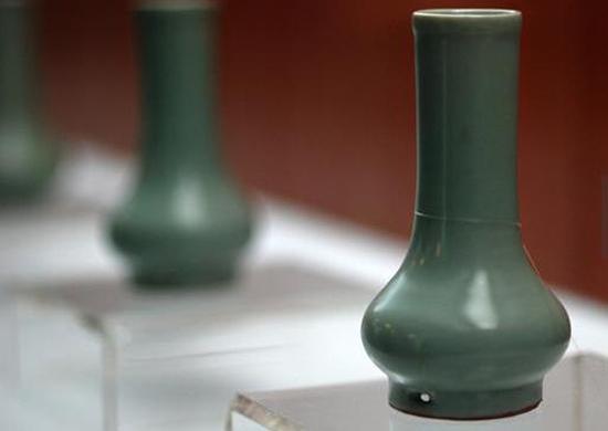 南宋，龍泉窯，粉青釉鼓腹瓶 