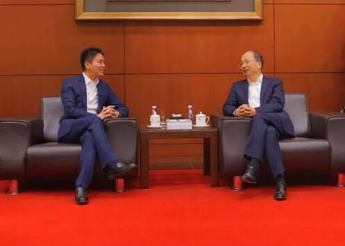 中國工商銀行董事長易會滿和京東集團董事局主席兼首席執(zhí)行官劉強東見證了雙方合作協(xié)議的簽署。 