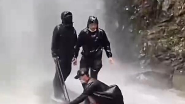 暴雨天打卡瀑布出什么片？ 警示教育片！