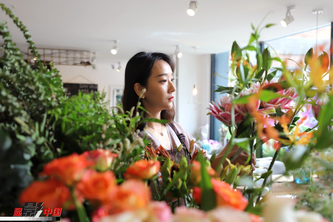 每天和花打交道是一個幸福的職業(yè)，但同時也充滿壓力和挑戰(zhàn)，“花在呈現(xiàn)給客人的那一瞬間是美好的，但前面的每一個步驟都是很辛苦的。”王黎媛說，花藝是最原始的手工藝產(chǎn)品，沒有辦法機(jī)械化、流程化和規(guī)?；仨氁秒p手一點點地賦予其生命和美感。圖為王黎媛在挑選制作花束的鮮花。新華網(wǎng) 周亞平/攝 念新洪/文